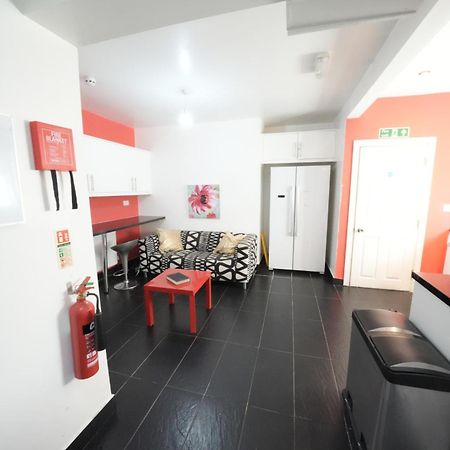 The Great Airport Place-Private Bedrooms With Private Bathroom-1 Bus To Heathrow Airport-5 Minutes By Car- Helpful Advice From Our Team Harmondsworth Exterior foto