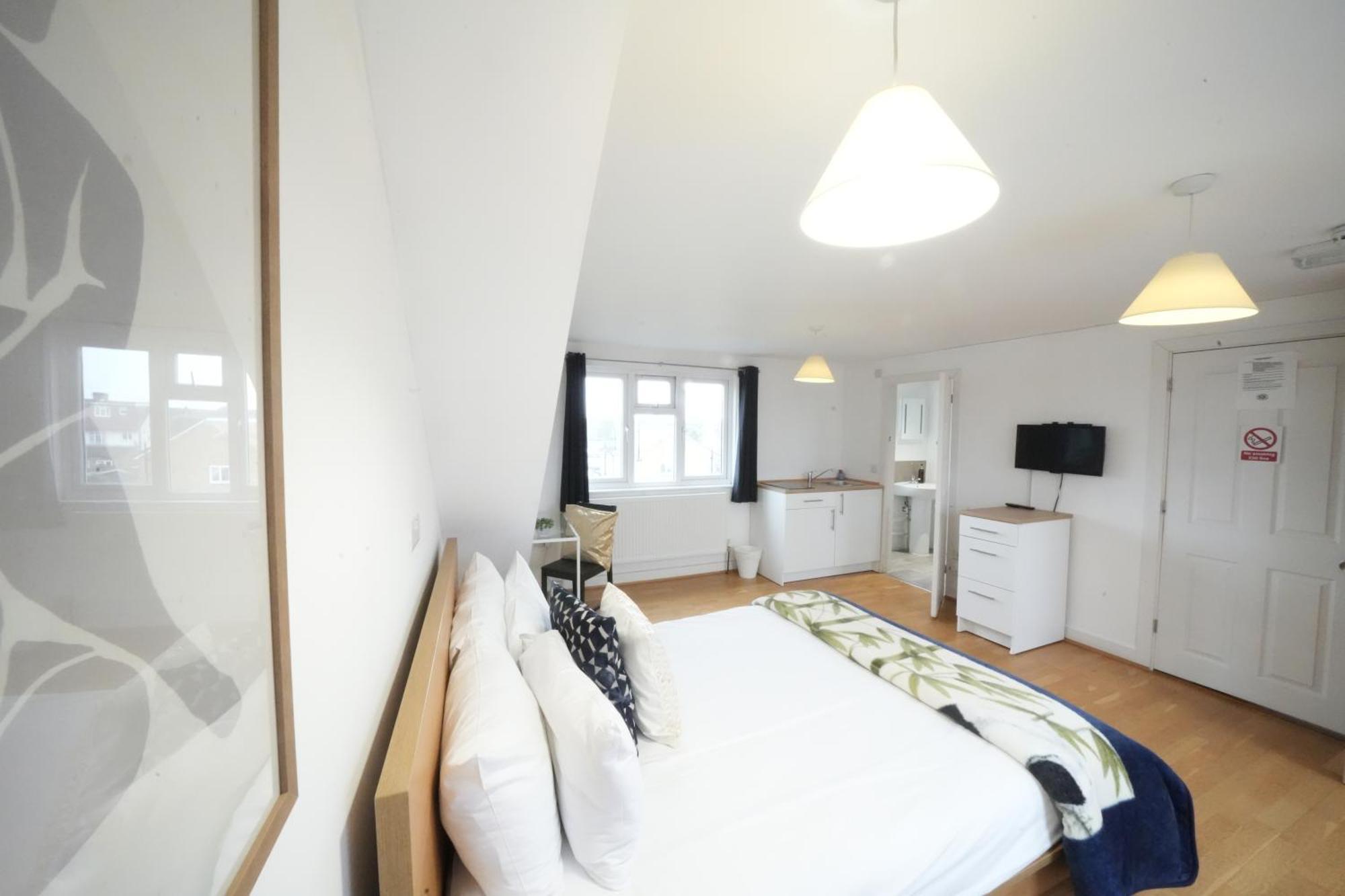 The Great Airport Place-Private Bedrooms With Private Bathroom-1 Bus To Heathrow Airport-5 Minutes By Car- Helpful Advice From Our Team Harmondsworth Exterior foto