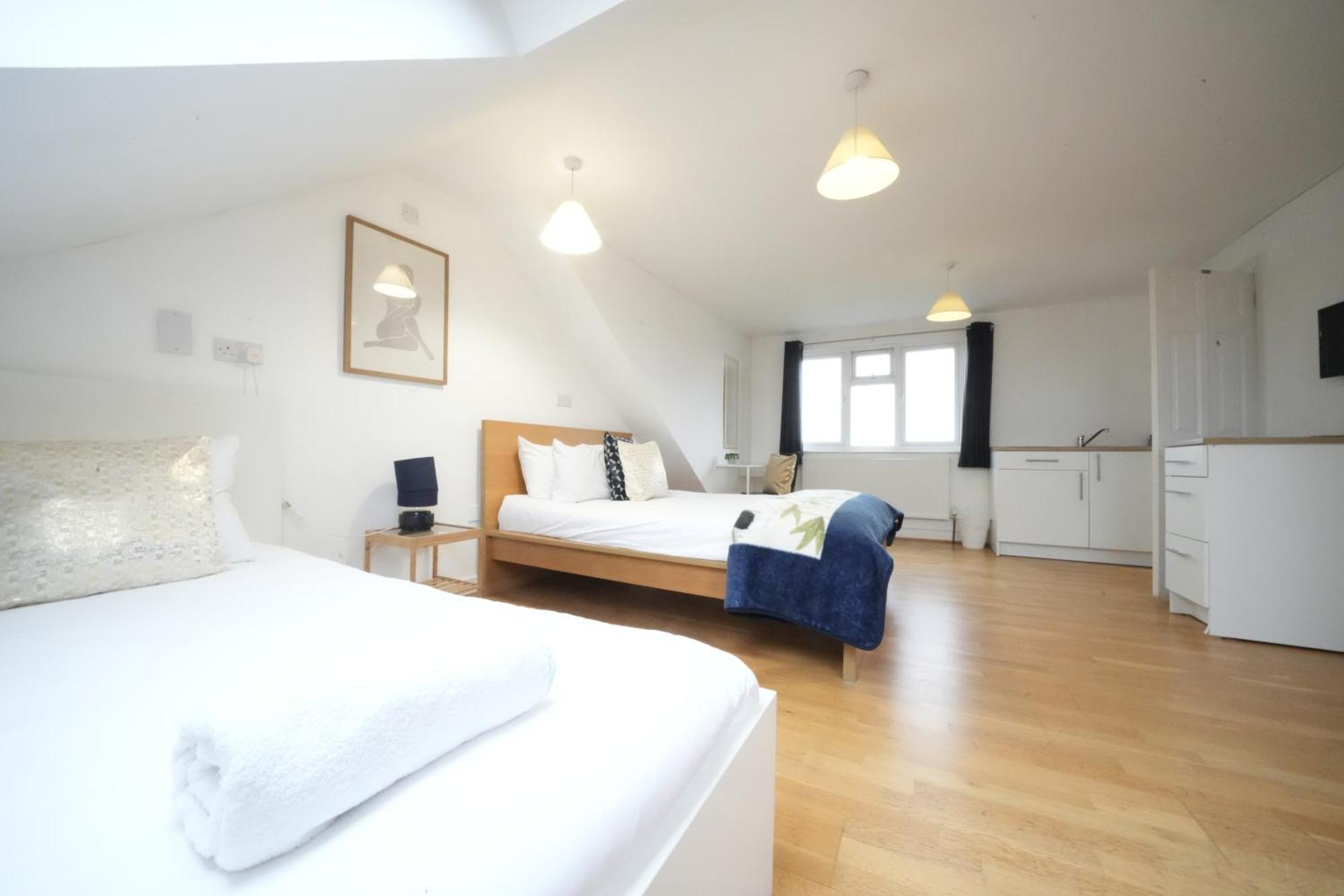 The Great Airport Place-Private Bedrooms With Private Bathroom-1 Bus To Heathrow Airport-5 Minutes By Car- Helpful Advice From Our Team Harmondsworth Exterior foto