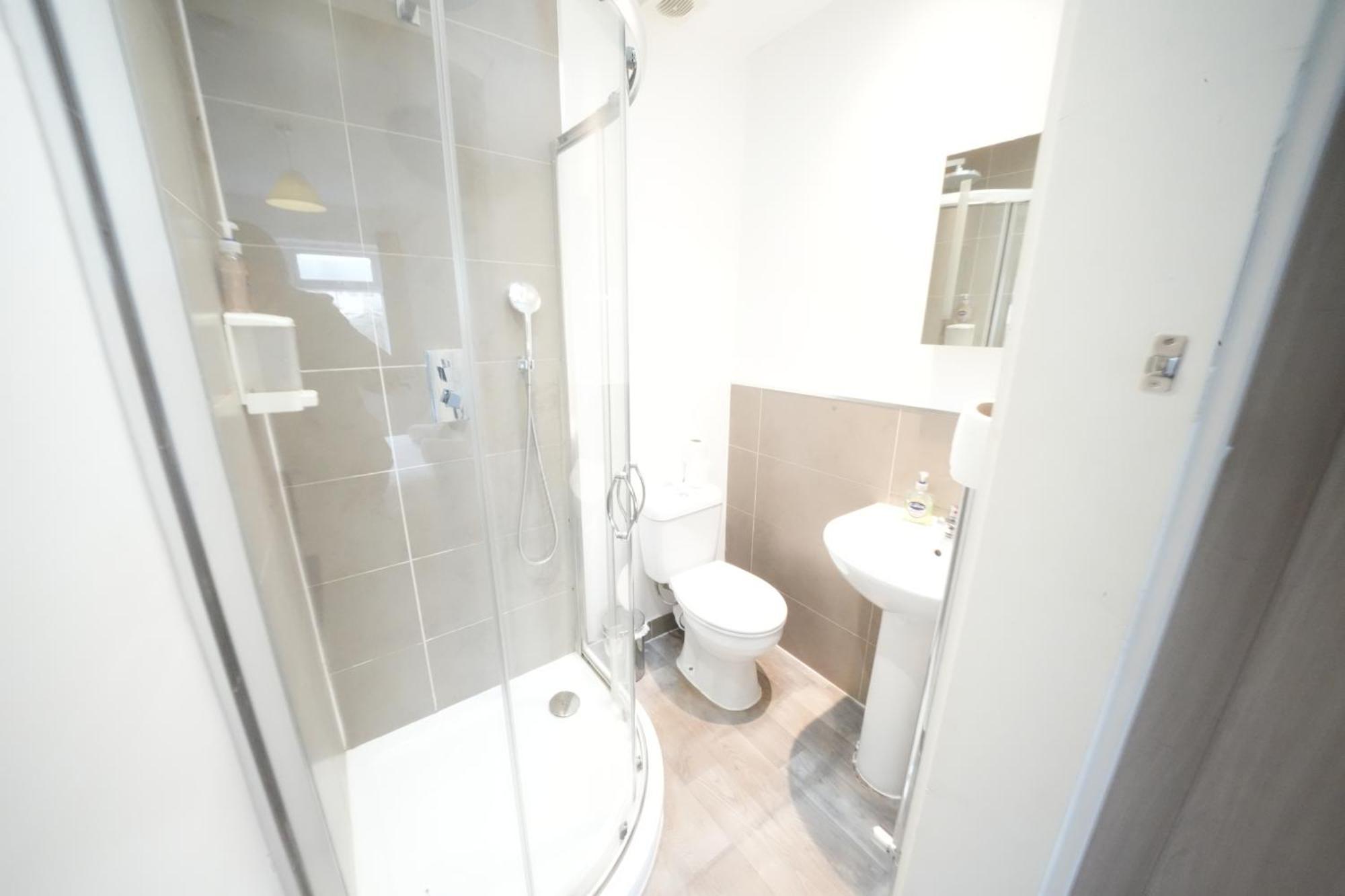 The Great Airport Place-Private Bedrooms With Private Bathroom-1 Bus To Heathrow Airport-5 Minutes By Car- Helpful Advice From Our Team Harmondsworth Exterior foto