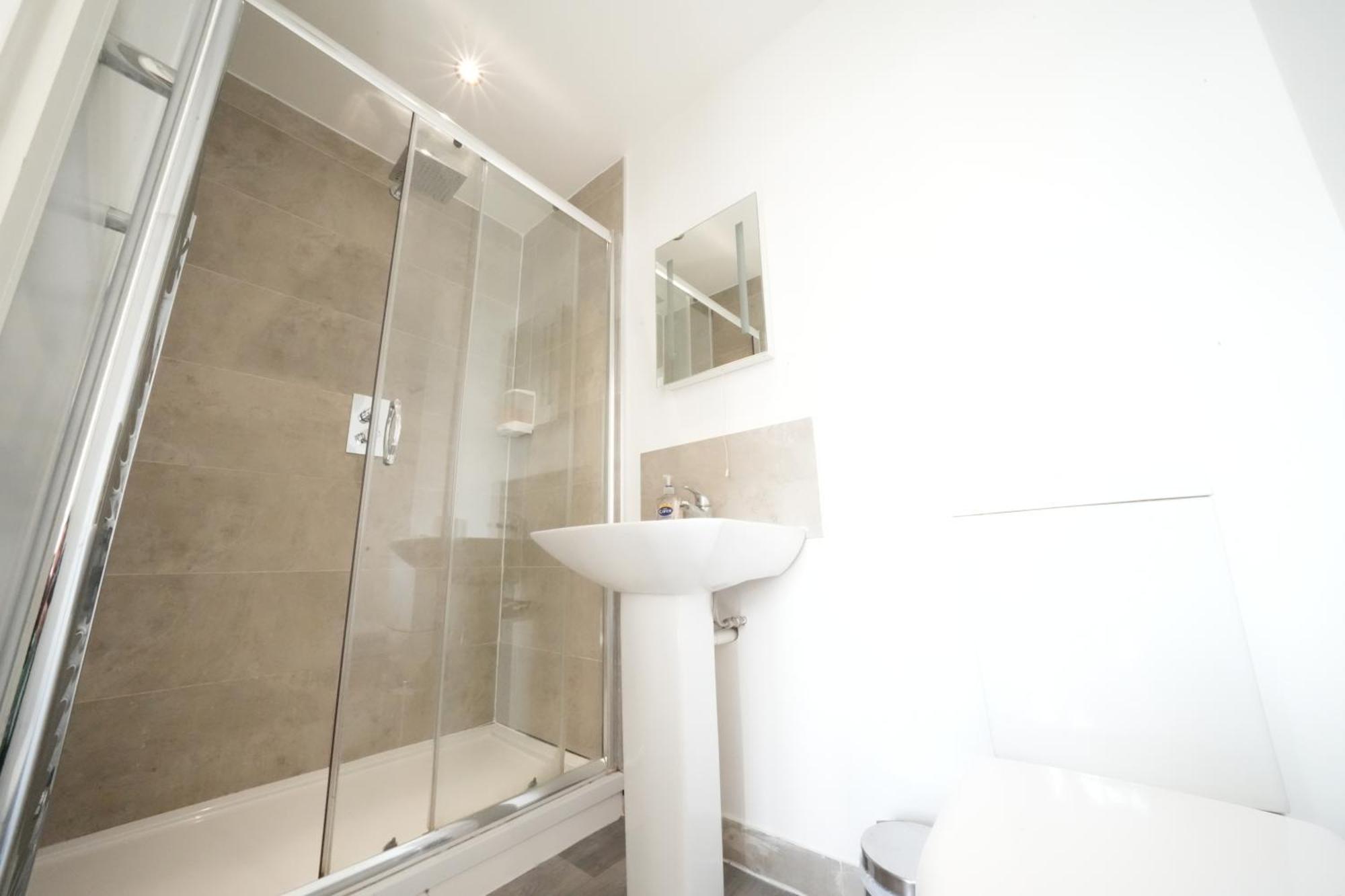 The Great Airport Place-Private Bedrooms With Private Bathroom-1 Bus To Heathrow Airport-5 Minutes By Car- Helpful Advice From Our Team Harmondsworth Exterior foto