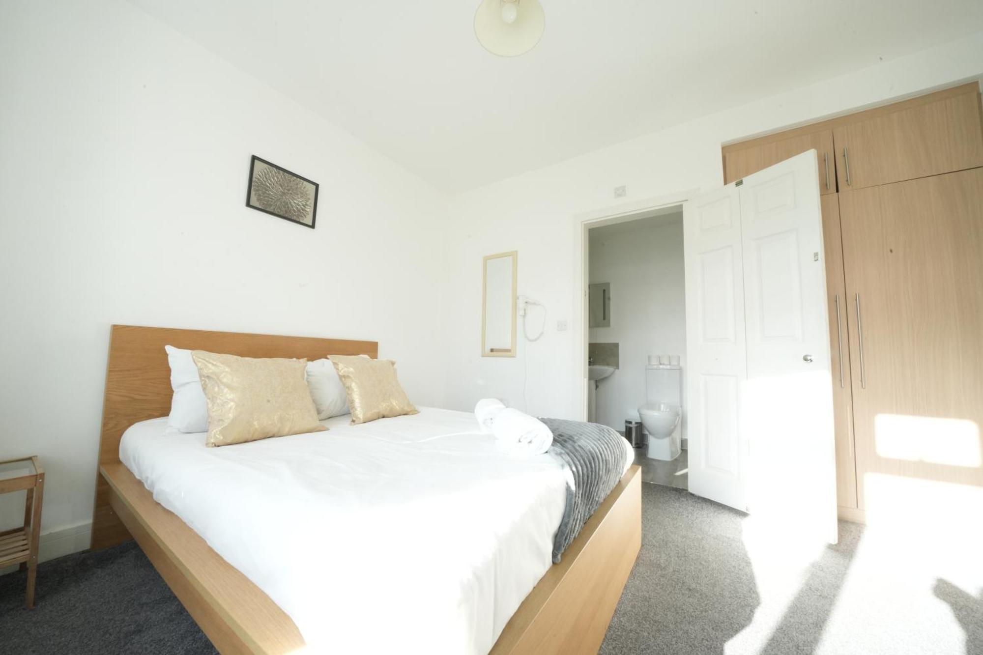The Great Airport Place-Private Bedrooms With Private Bathroom-1 Bus To Heathrow Airport-5 Minutes By Car- Helpful Advice From Our Team Harmondsworth Exterior foto