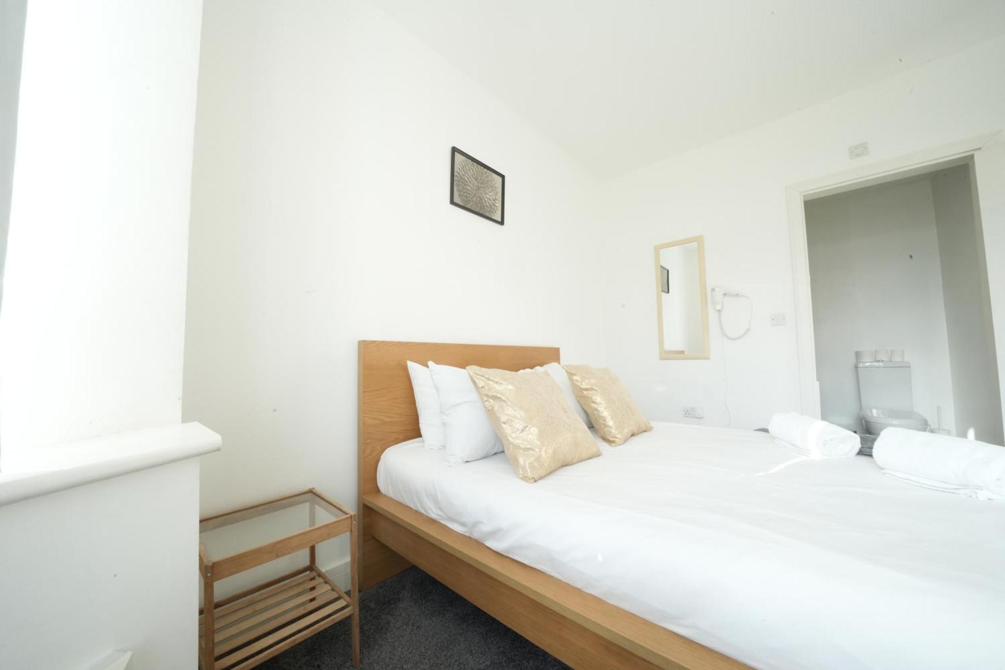 The Great Airport Place-Private Bedrooms With Private Bathroom-1 Bus To Heathrow Airport-5 Minutes By Car- Helpful Advice From Our Team Harmondsworth Exterior foto
